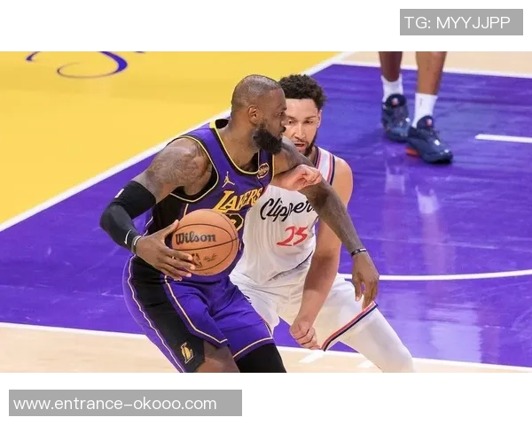 快船与湖人球迷的激情对决谁能在洛杉矶的篮球之夜笑到最后 快船与湖人球迷的激情对决谁能在洛杉矶的篮球之夜笑到最后